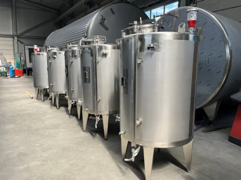 Zbiorniki akcyzowe z nadanym typem Głównego Urzędu Miar do produkcji napojów alkoholowych.