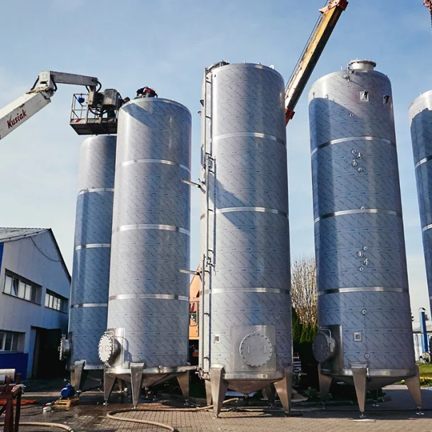 Nowoczesne zbiorniki ze stali kwasoodpornej